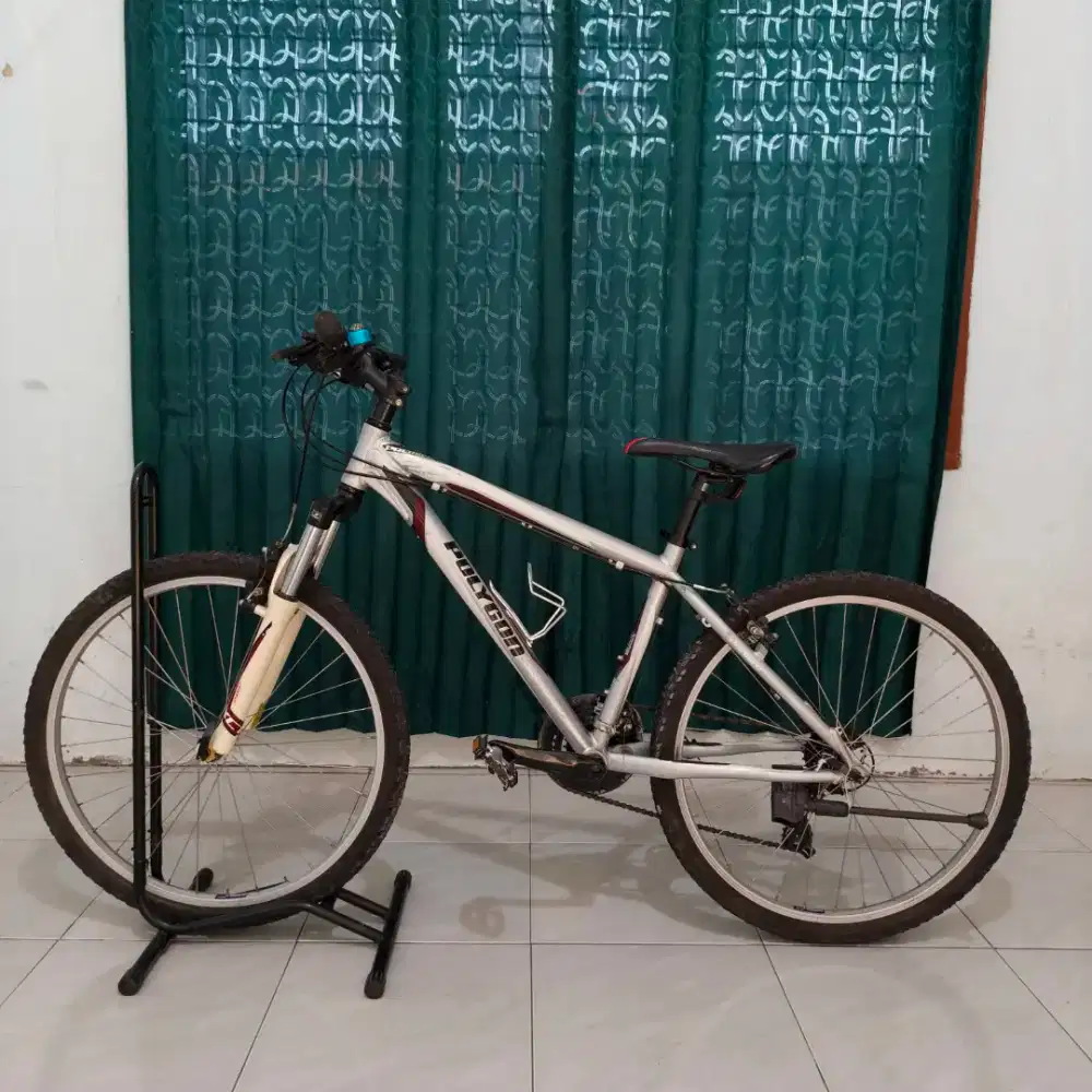 Sepeda Polygon Premier 2 kondisi mulus 95 % Seperti Baru