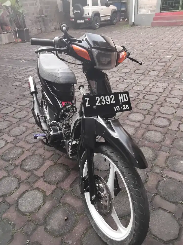 YAMAHA F1Zr hitam