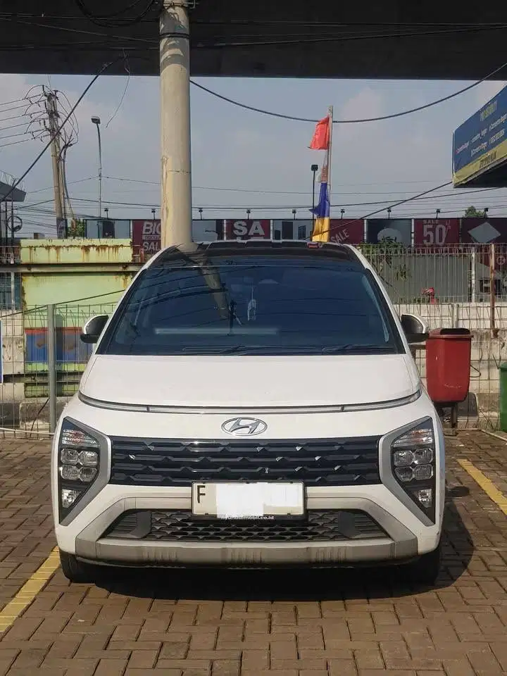 HYUNDAI STARGAZER PRIME TAHUN 2022 PUTIH TWO TONE CAPTAIN SEAT