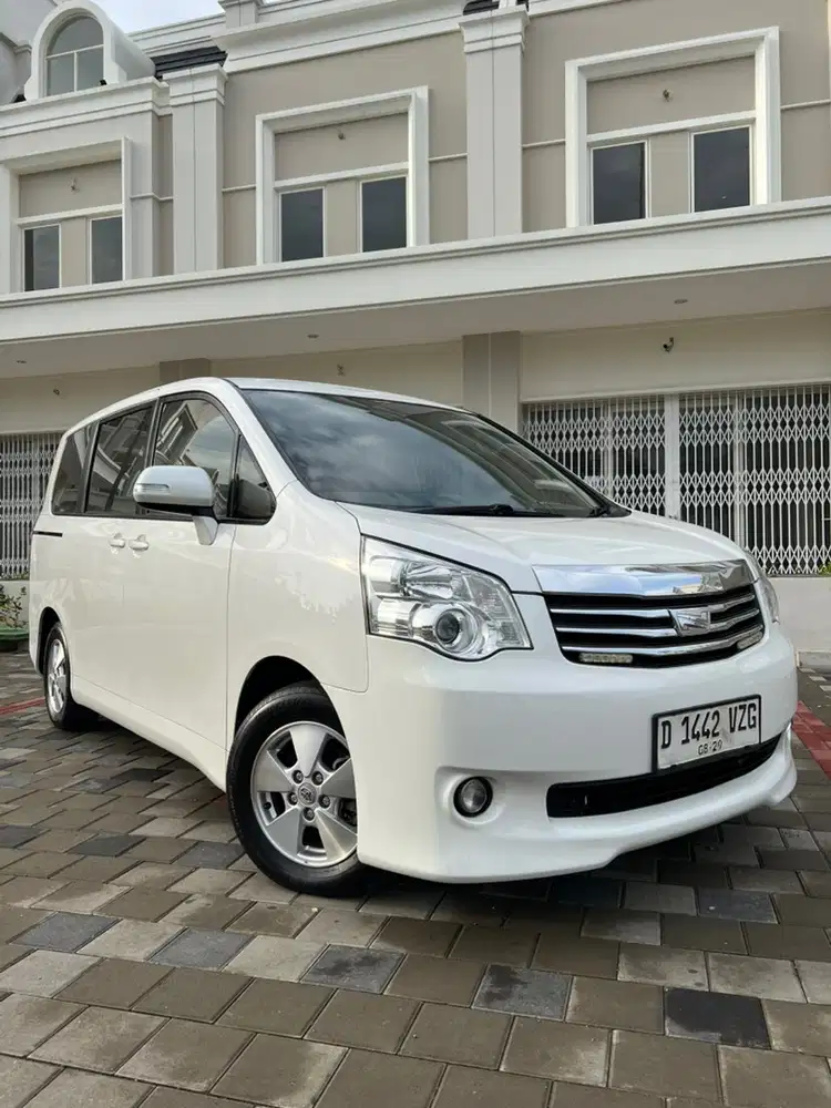 Toyota NAV1 2.0 G Matic 2013