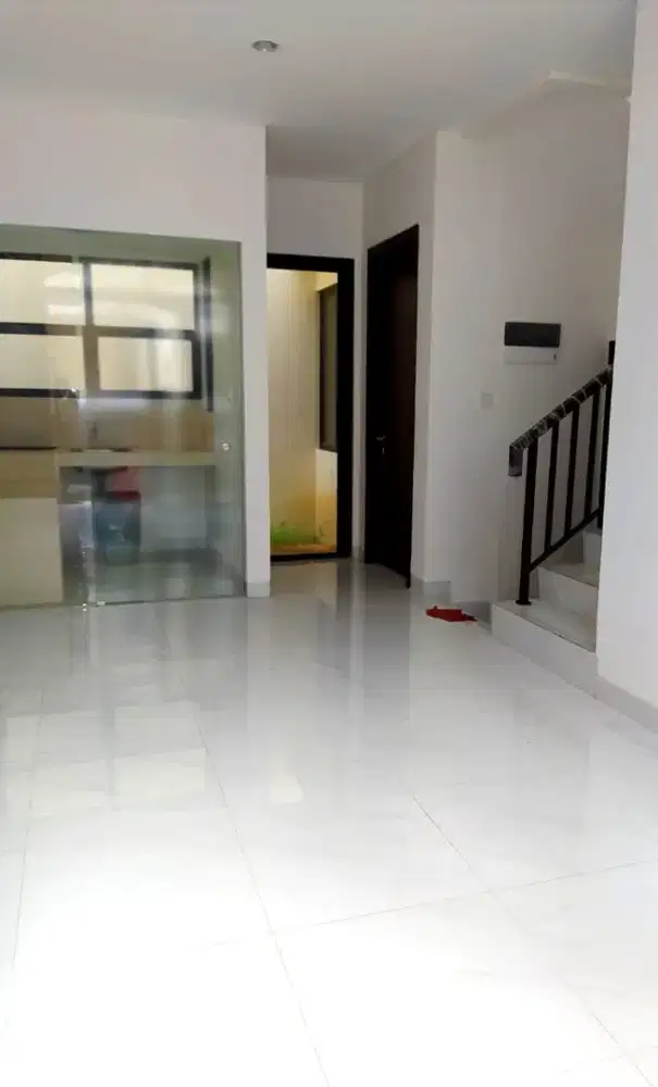 Disewakan Rumah 2 lantai - Lavon Swan City