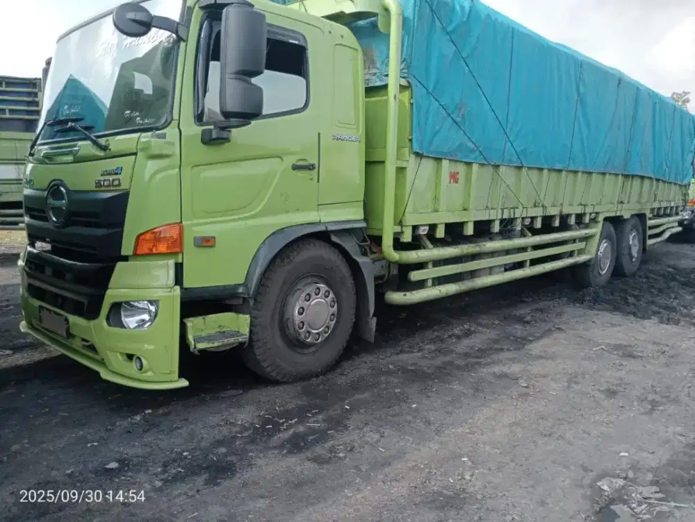 Tronton hino FL euro 4 tahun 2022