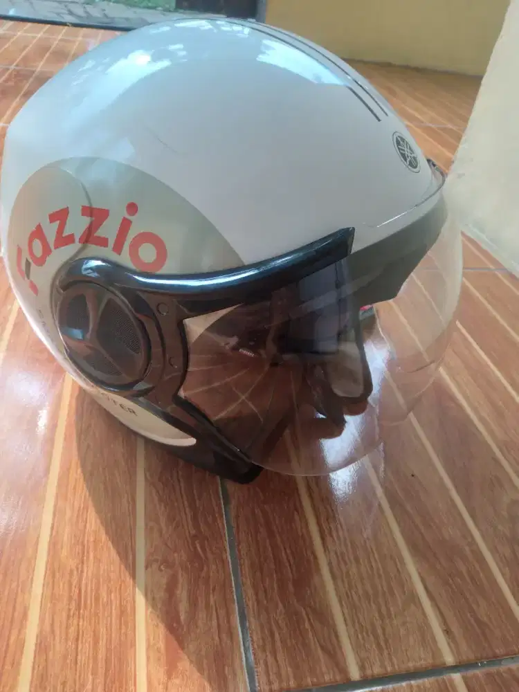 Helm bawaan yamaha fazzio ori dari dealer