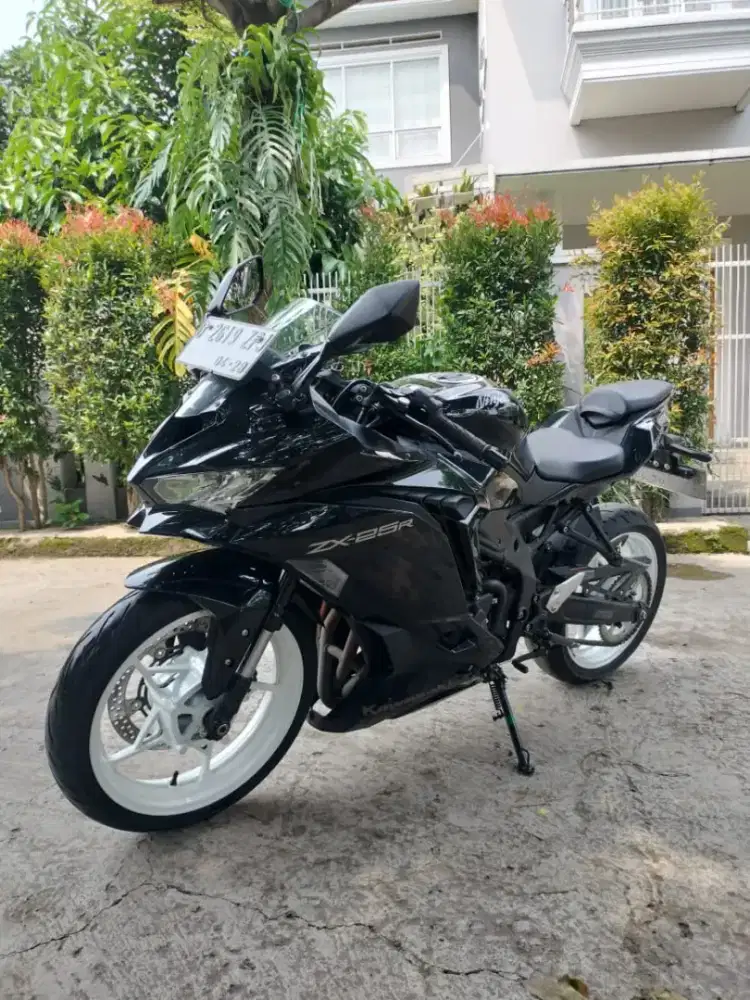 Kawasaki ninja ZX25R 2023 mulus seperti baru