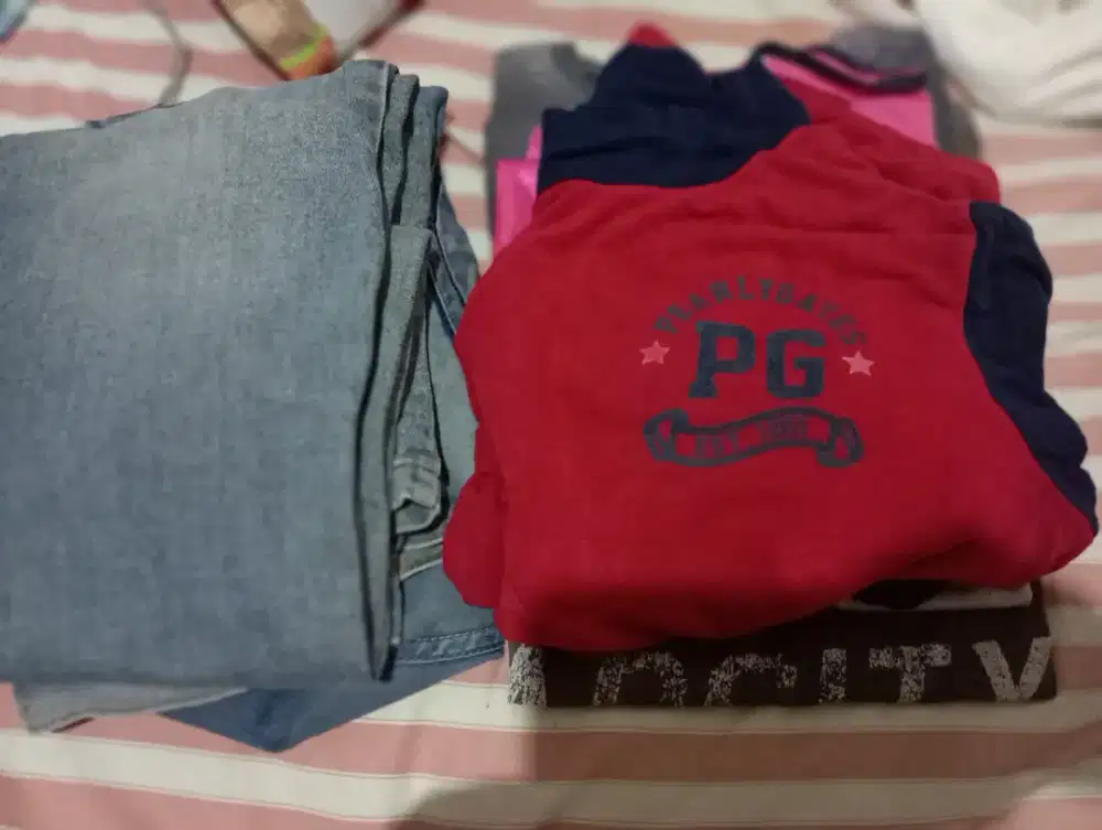 Gratis aja barter sama jajanan aja baju cowo sama celana cowo