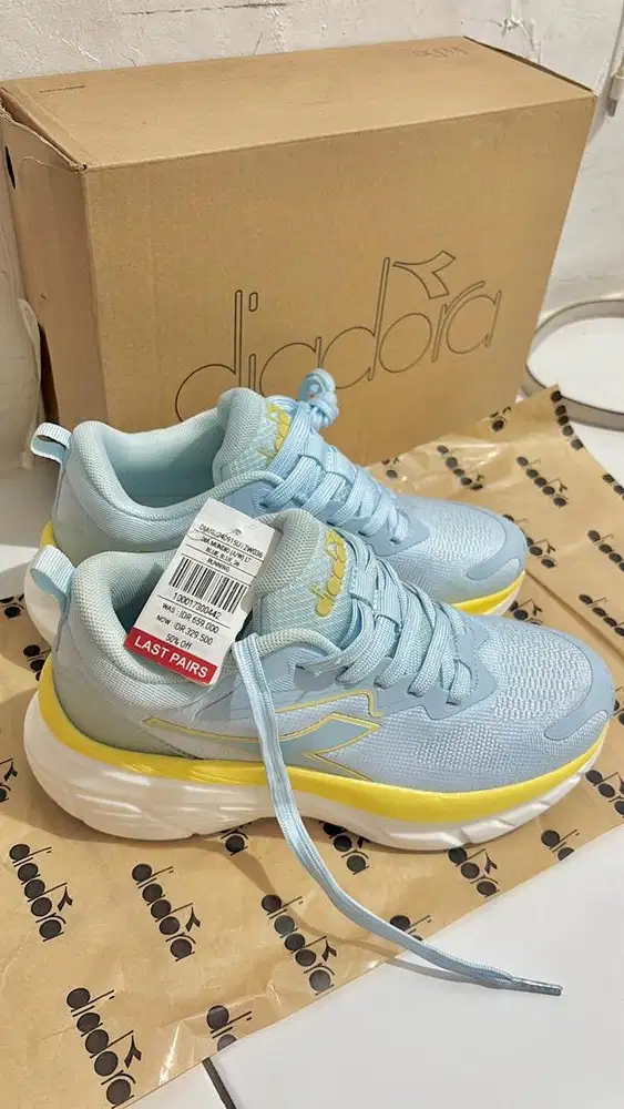Sepatu diadora original baru/barang display