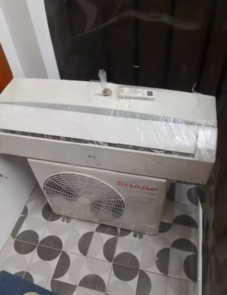AC Sharp second 1/2 PK sudah termasuk ongkos pasang dan kirim