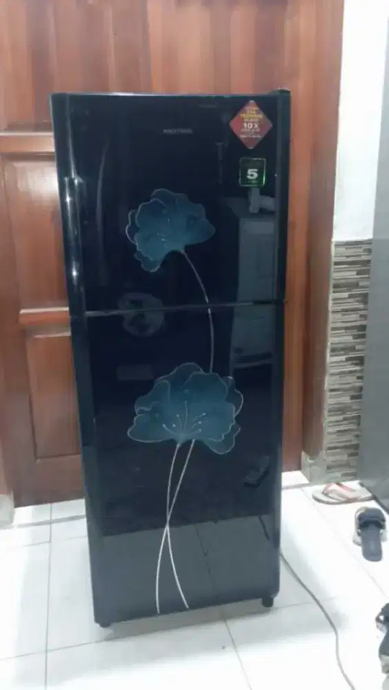 Di jual kulkas 2 pintu POLYTRON