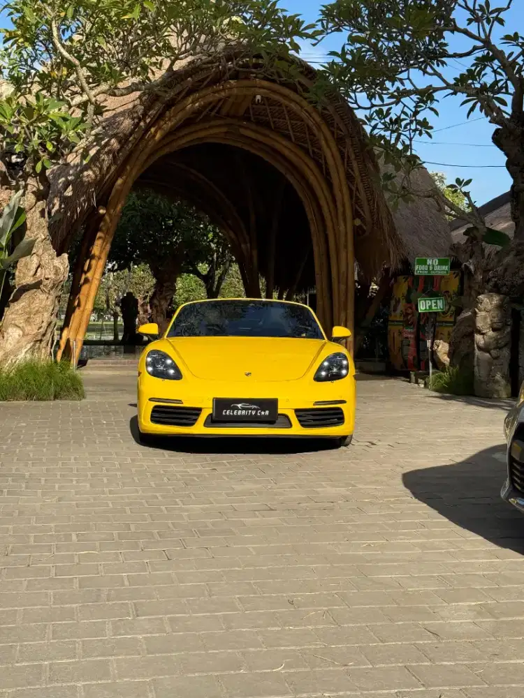 KM 10.000 an Porsche 718 Boxster Racing Yellow