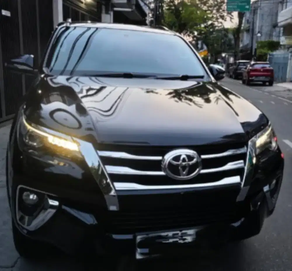 TOYOTA FORTUNER 2.4VRZ 4X2AT MATIC SOLAR 2018 HITAM METALIK (KM25.000)