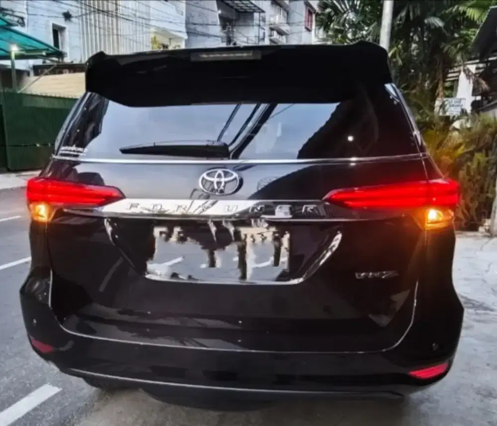 (KM&gt;25000) TOYOTA FORTUNER 2.4VRZ 4X2AT MATIC SOLAR 2018 HITAM METALIK