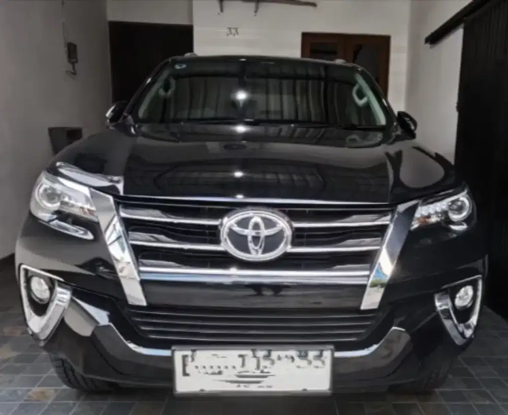 (KM&gt;25000) TOYOTA FORTUNER 2.4VRZ 4X2AT MATIC SOLAR 2018 HITAM METALIK