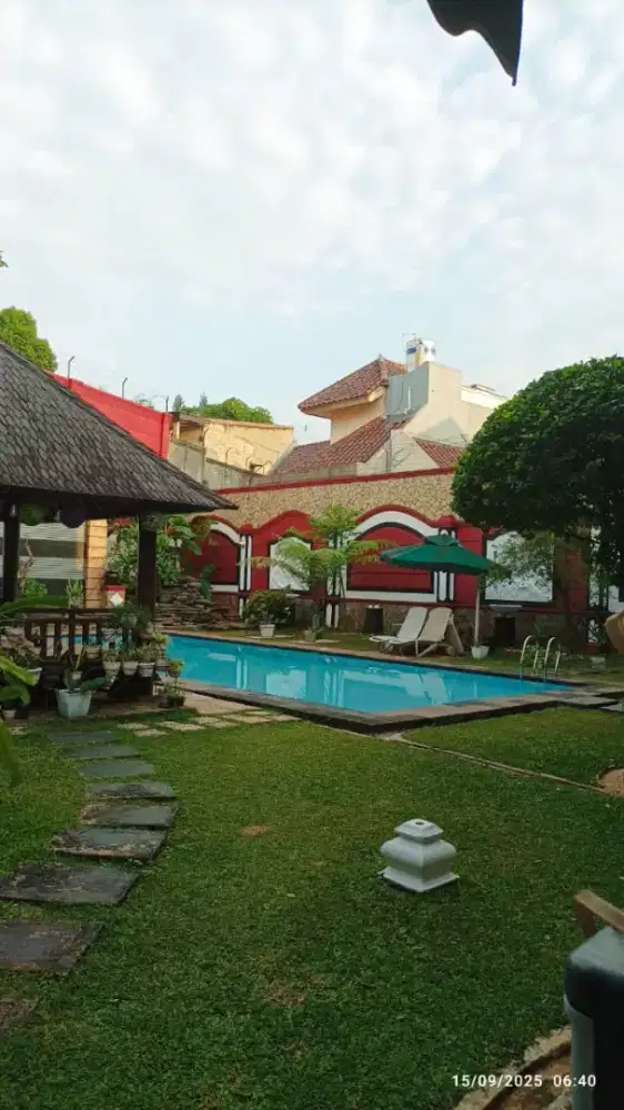 DIJUAL RUMAH DENGAN SWIMMING POOL DI CENTRAL KOTA DEPOK