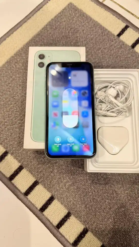 Dijual Iphone 11 Green 64GB Mulus Lengkap Terdaftar