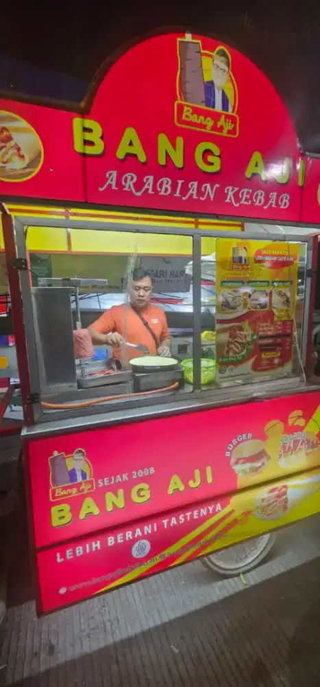 Operator pelayan penjaga stand kebab dan burger