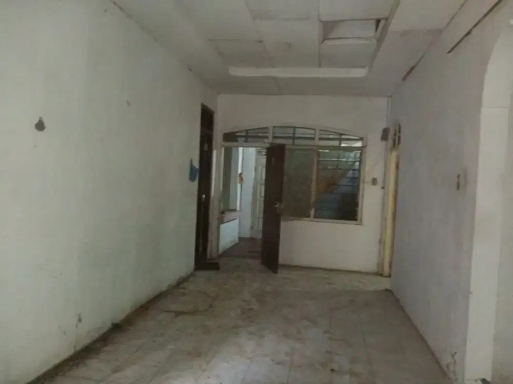 Dijual/Disewakan Rumah Dengan Banyak Lahan Kosong Di Jl. Sawunggaling Timur Semarang