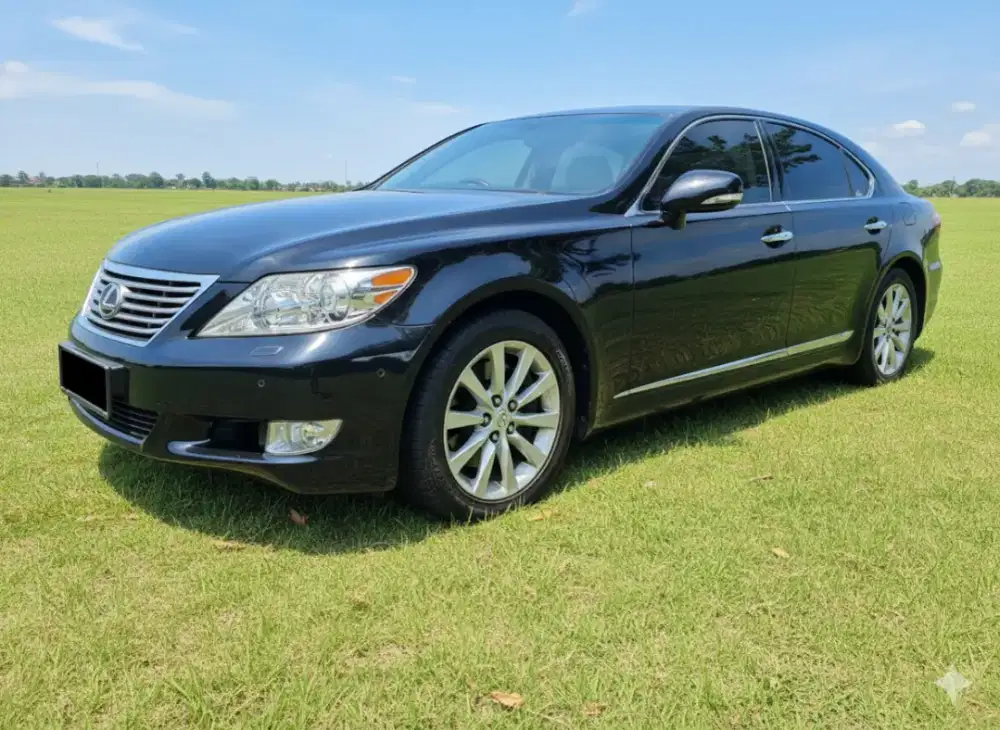 Low KM 2012 Lexus LS460L. Lexus LS460