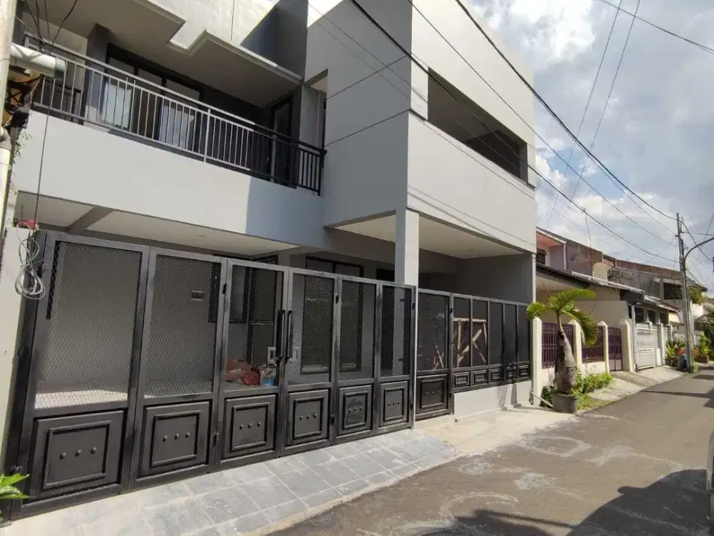 Dijual Rumah Strategis  Bulevard Hijau Harapan Indah Bekasi