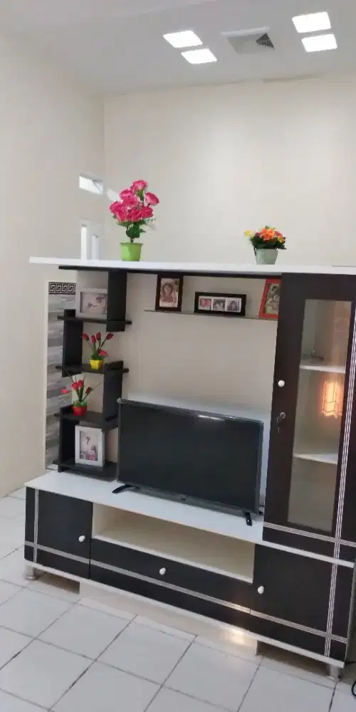 Lemari TV, hitam putih