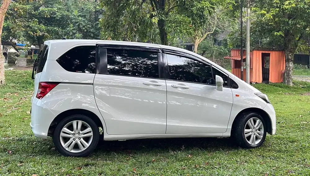 Freed SD 2009 warna putih