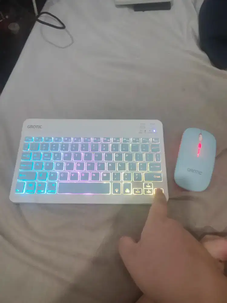 Mouse dan keyboard bluetooth merk grotik