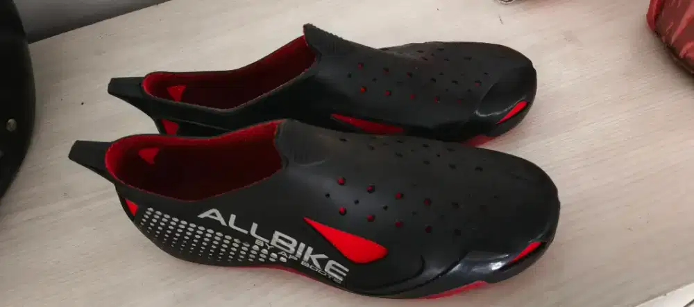 Sepatu bike, diving