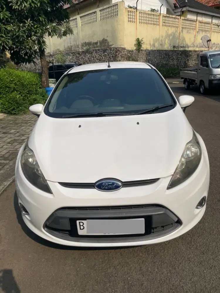 Ford Fiesta bensin AT 1.4 2012 warna putih