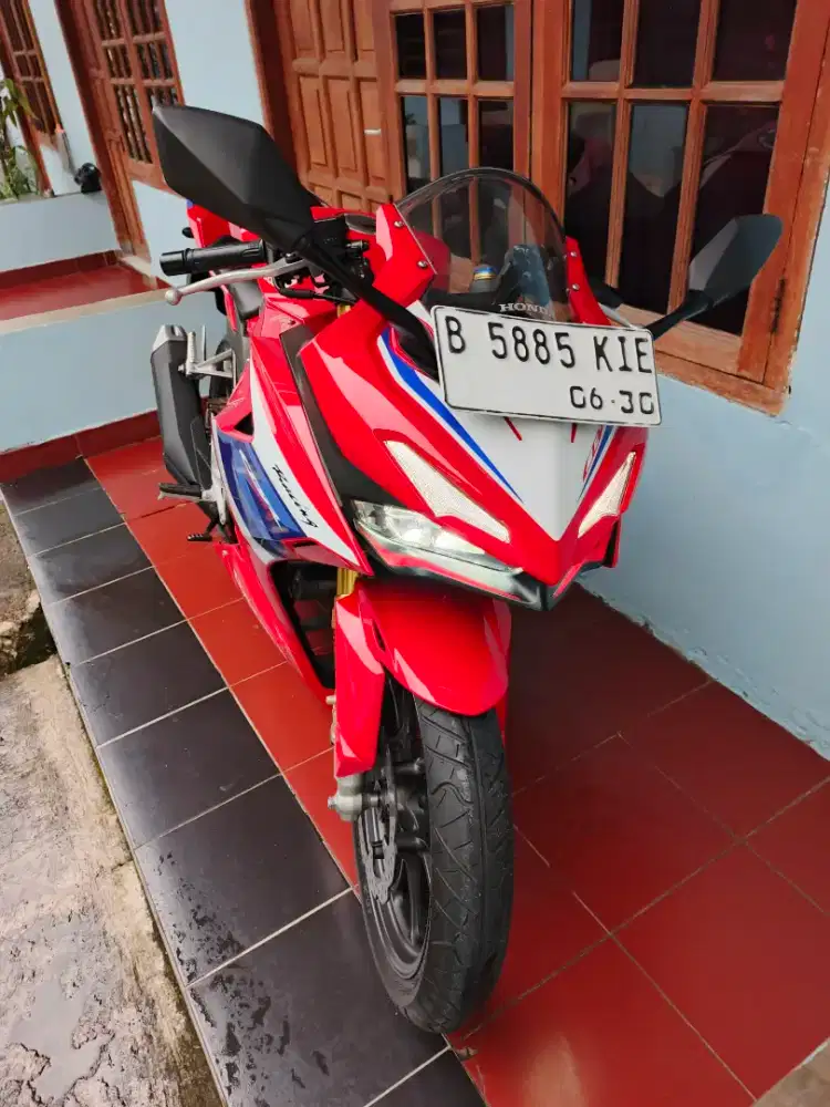 Jual CBR 150R new series Tri colour tahun 2025 km 500 perak