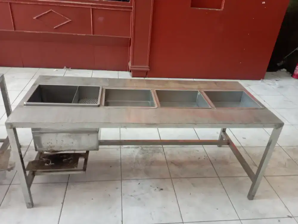 Meja bekas prasmanan bakso