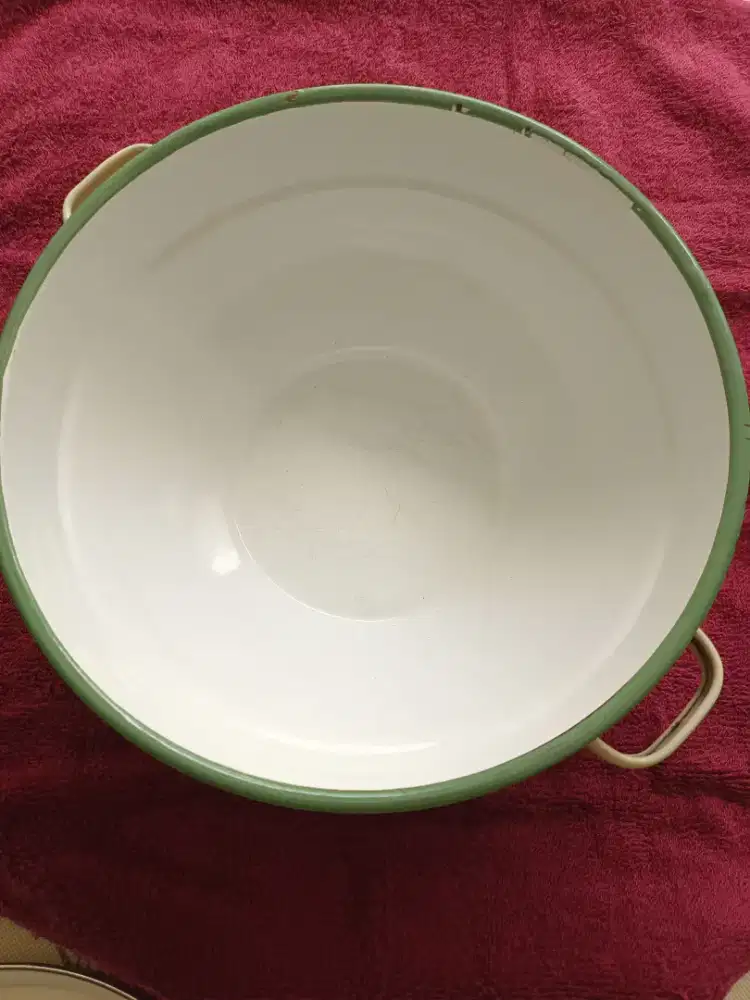 Mangkuk dengan kuping pegangan enamel