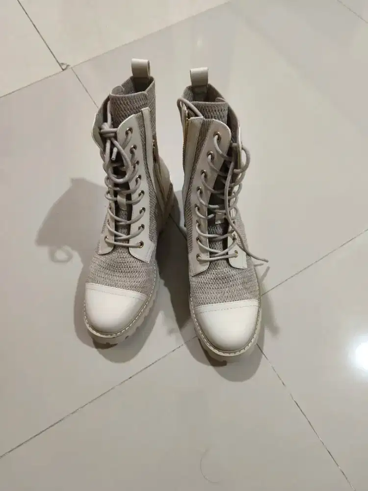 Sepatu vivaia ori Singapore
