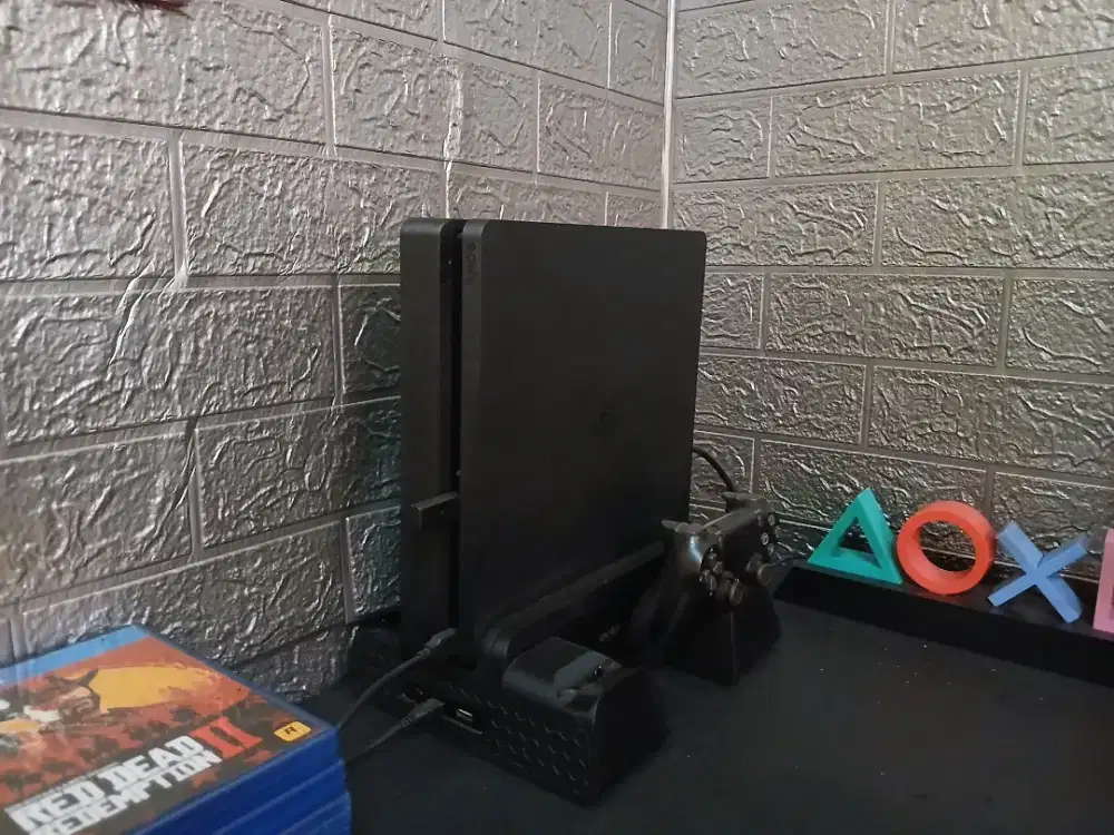 Jual PS4 1tb dan monitor+ Dis