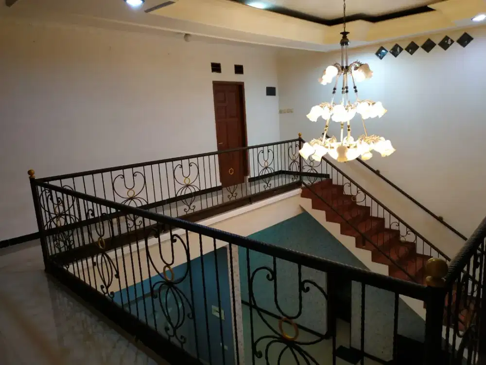 Disewakan rumah 2 lantai Mekar Wangi. Lokasi depan, dekat Yogya Mekar Wangi. Dalam cluster.