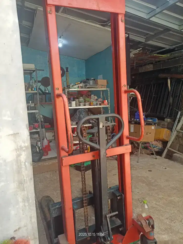 Stacker handlift 2 ton