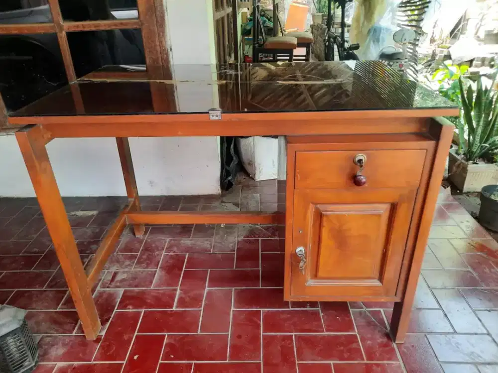 Meja kayu kondisi baik