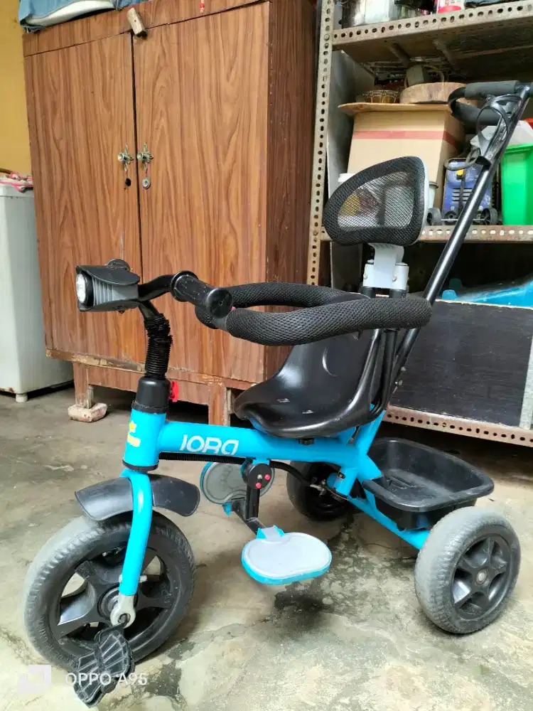 Sepeda anak roda tiga