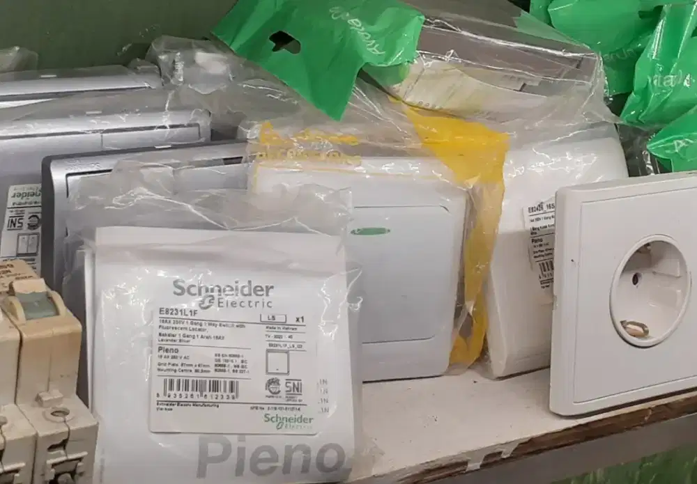 stop kontak schenaider pieno