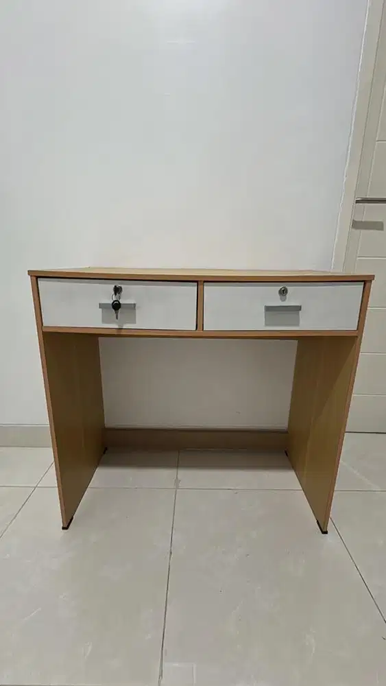 Meja, design minimalis dan terdapat 2 laci