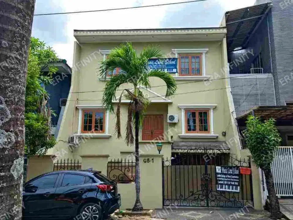 Rumah Puri Indah 3 Lantai Depan Lapangan Tennis Puri Indah