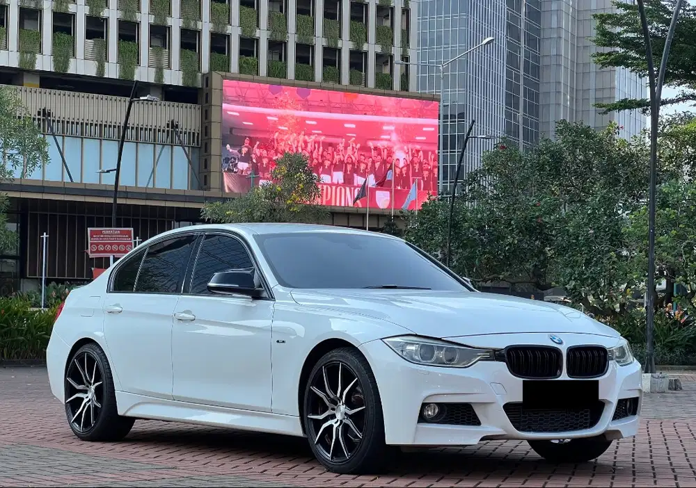 Dijual BMW 320i Sport Turbo 2014 servis record terawat