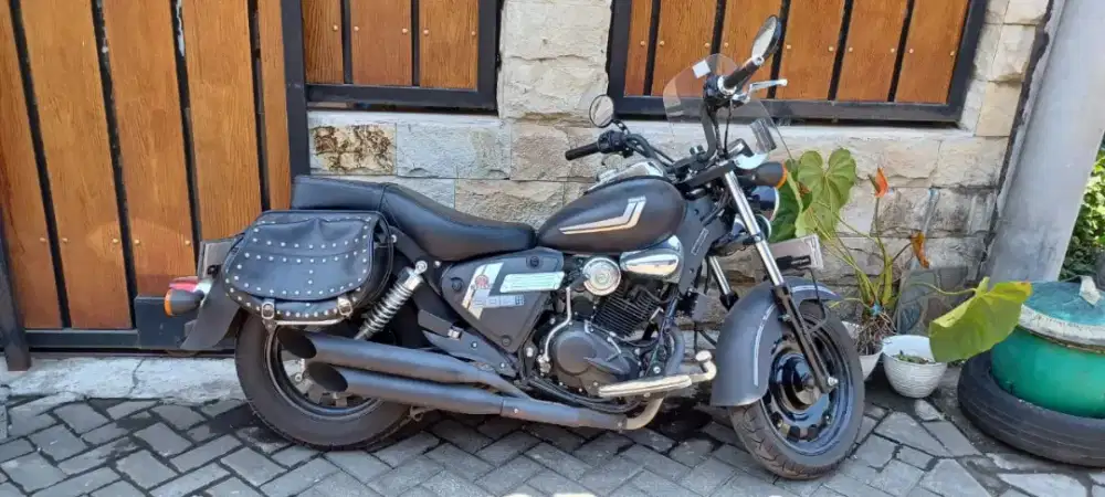 Benelli Motobi Efi 200 hitam / 2020