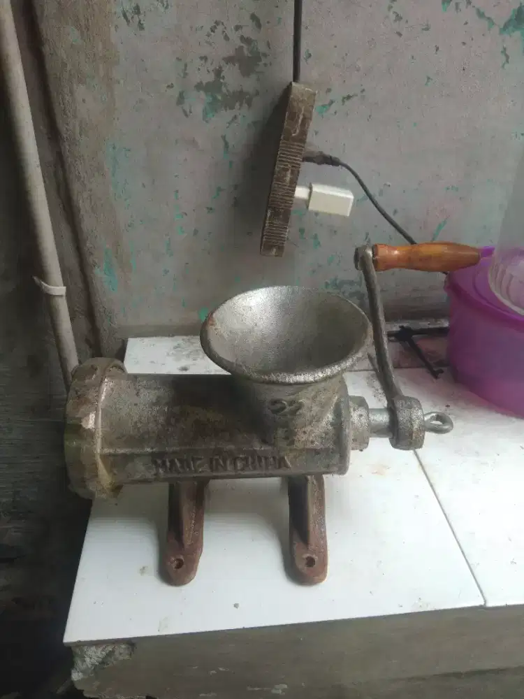 Penggiling kacang dan daging
