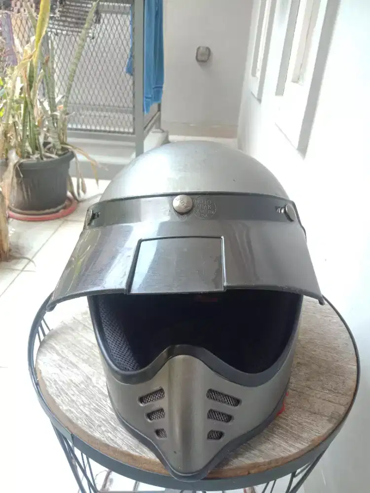 Helm Retro Abu-abu