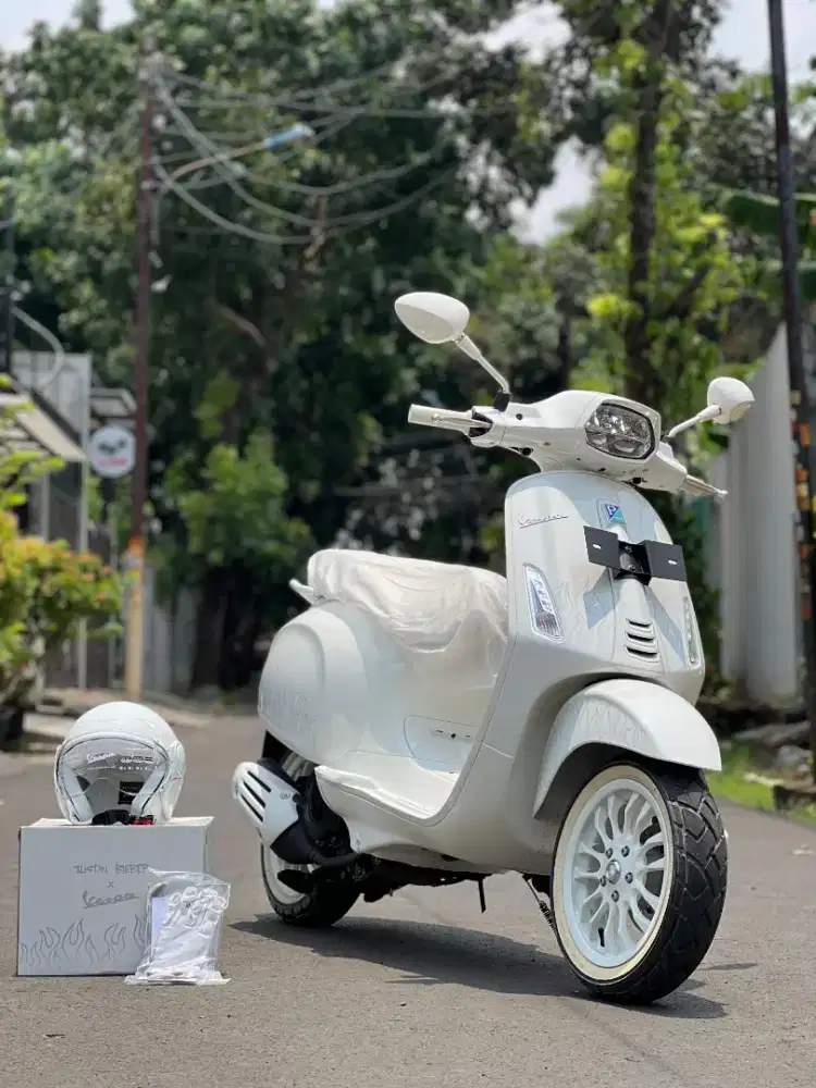 Vespa sprint justin bieber km 250 perak ( jb anniversary limited gts )