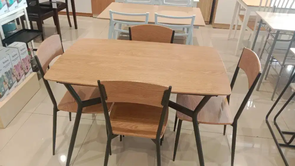 Meja makan Layana