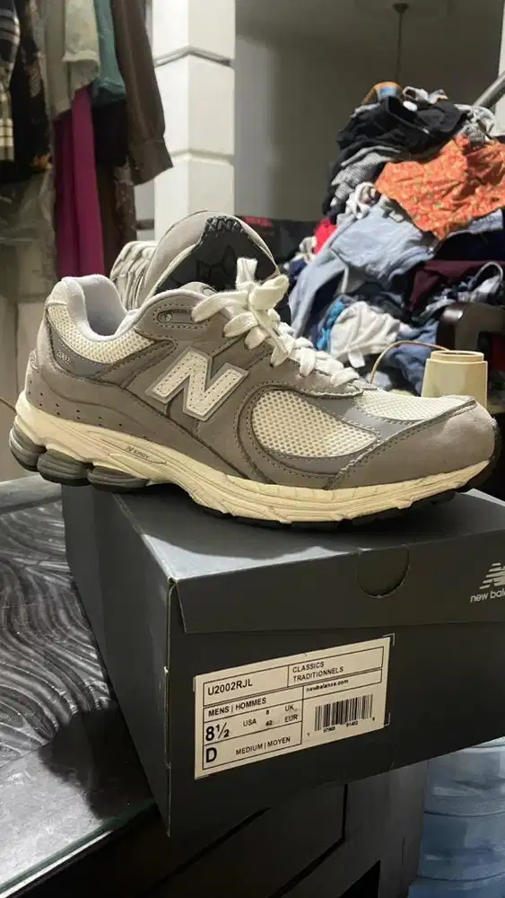 NEW BALANCE 2002R - SIZE 42