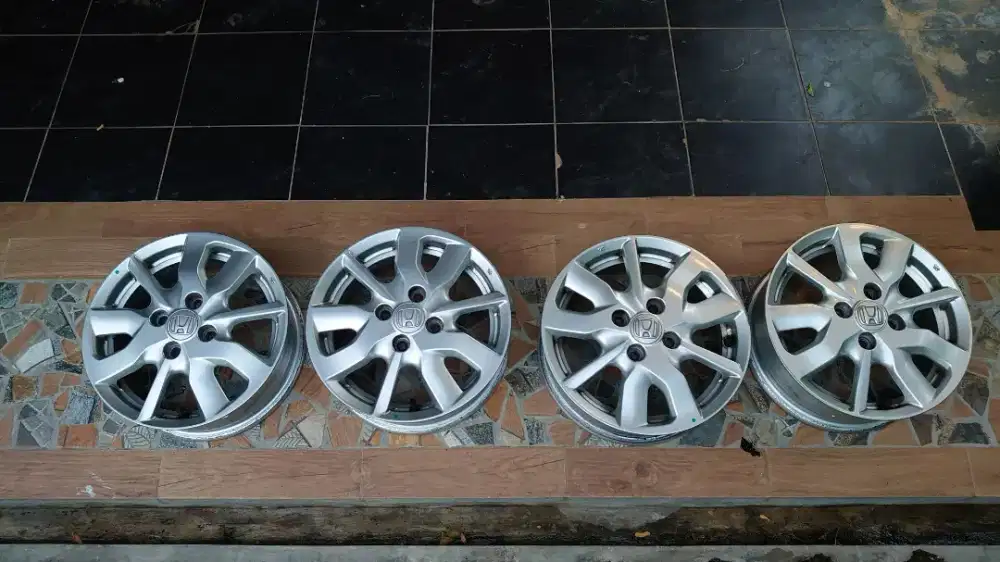 Velg bekas Brio Satya 2018