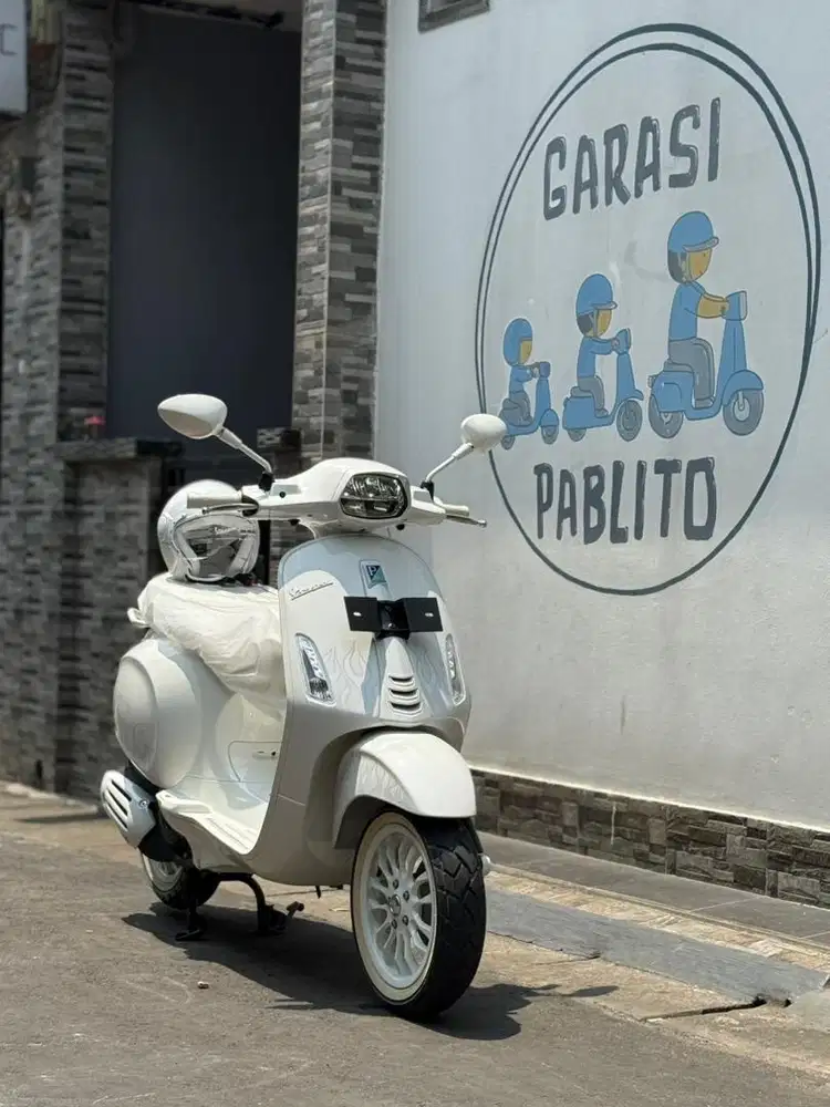Vespa sprint Justin Bieber inc helm