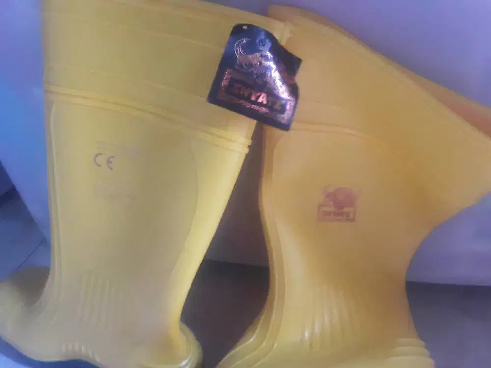 Jual cepat sepatu boot baru