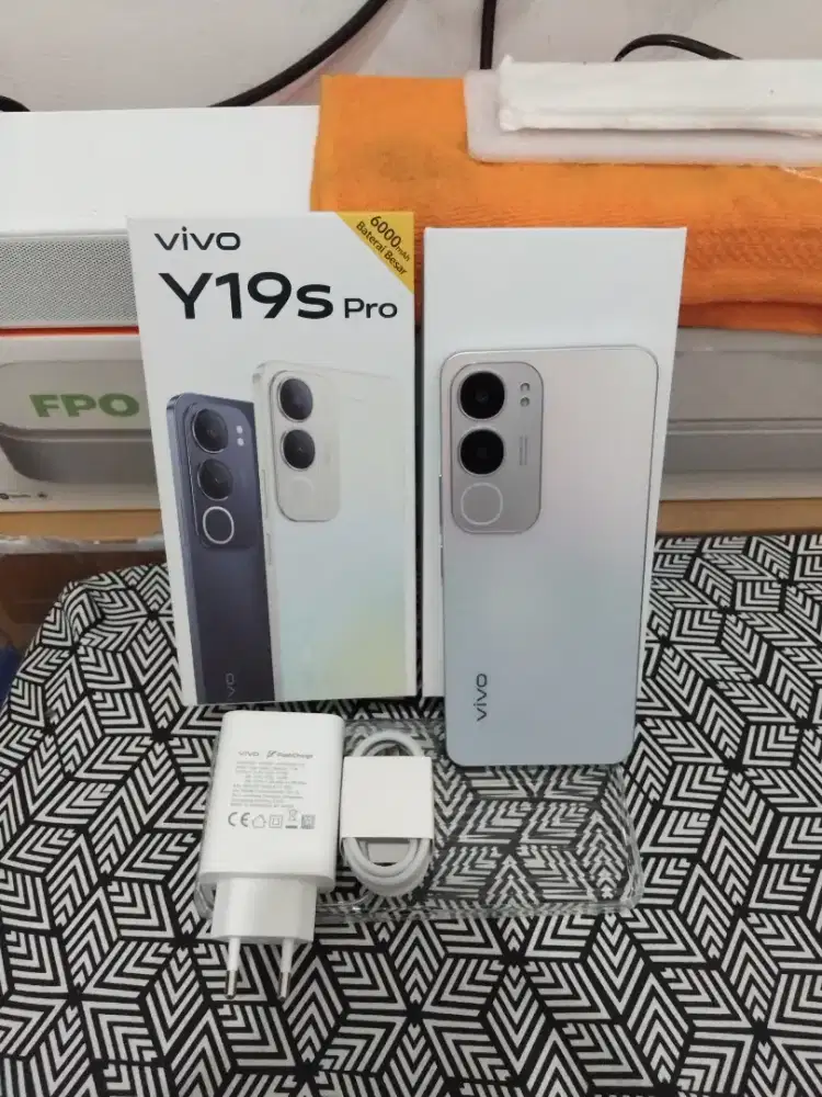 Vivo y19s pro ram 6/128 fullset  garansi on panjang sampe oktober 2026